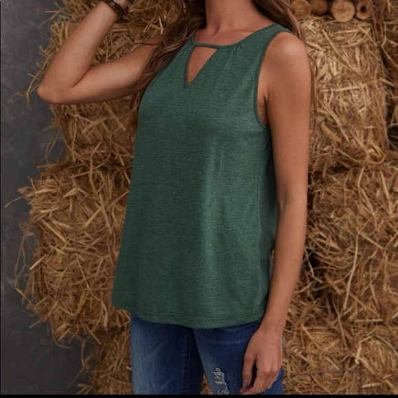 New Green keyhole sleeveless tank top - Picture 4 of 8